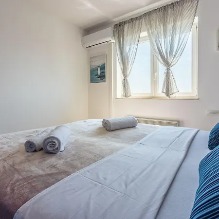 Traumhaftes Direkt Am Mit Privatem Balkon, Meerblick, Waschmaschine, Klima Apartman Selce